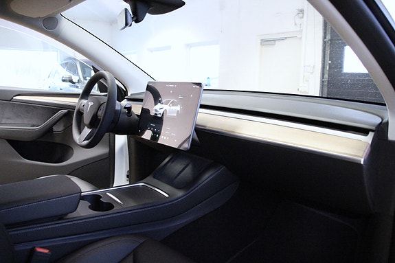 Tesla Model Y 15 of 30