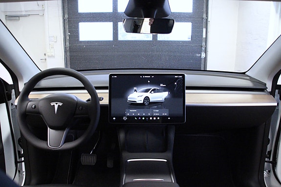 Tesla Model Y 13 of 30