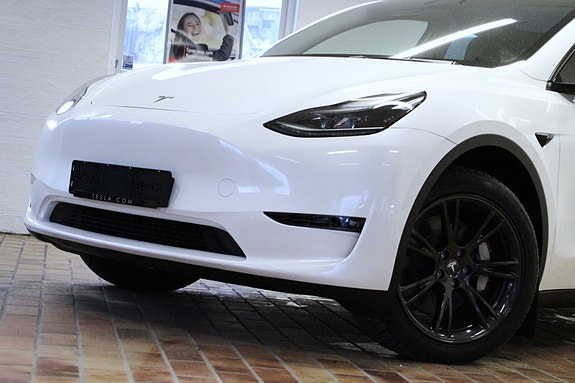 Tesla Model Y 7 of 30