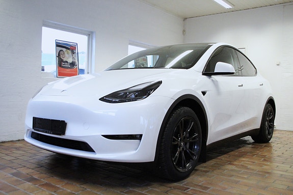 Tesla Model Y 5 of 30