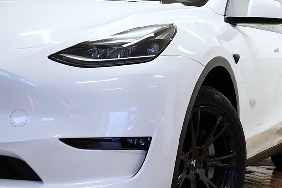 Tesla Model Y 9 of 30
