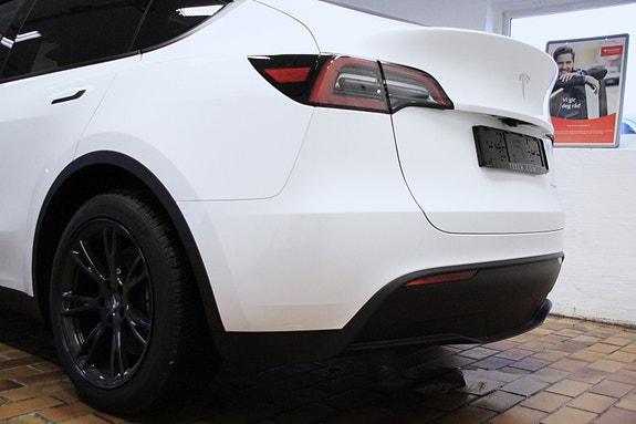 Tesla Model Y 8 of 30