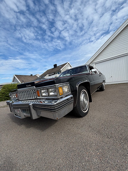 Cadillac Deville 2 of 27