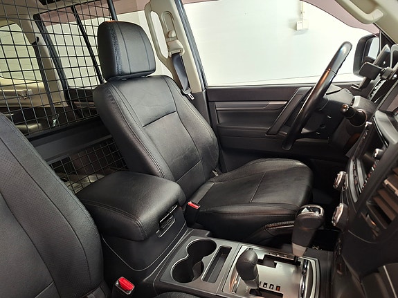 Mitsubishi Pajero 25 of 30