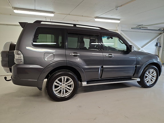 Mitsubishi Pajero 3 of 30