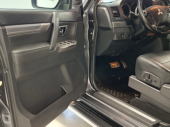 Mitsubishi Pajero 18 of 30