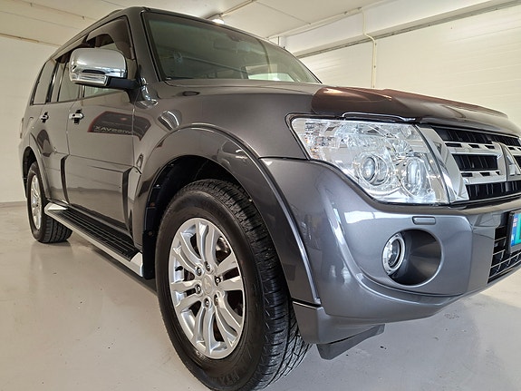 Mitsubishi Pajero 2 of 30