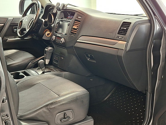 Mitsubishi Pajero 27 of 30