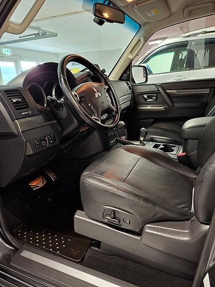 Mitsubishi Pajero 16 of 30