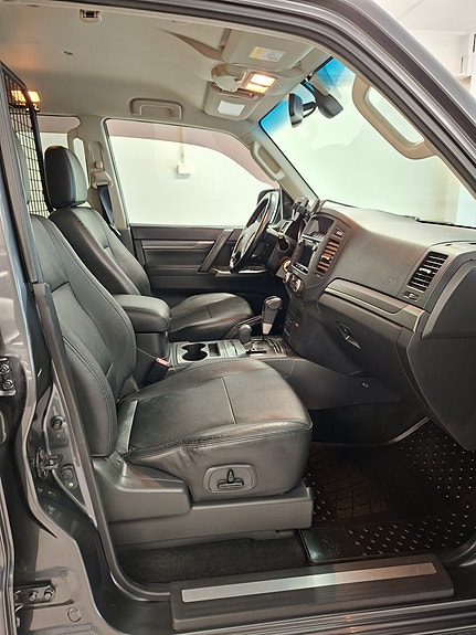 Mitsubishi Pajero 23 of 30