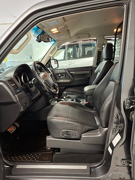 Mitsubishi Pajero 17 of 30