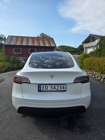 Tesla Model Y 6 of 16