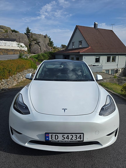 Tesla Model Y 5 of 16