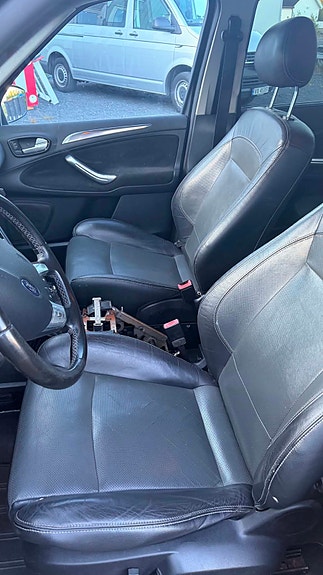 Ford S-MAX 8 of 30