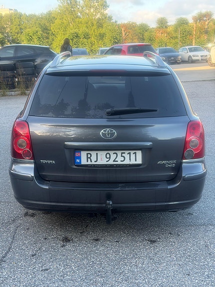 Toyota Avensis 2 of 23