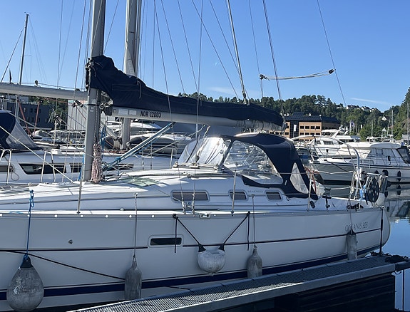 Pent holdt 2005 mod. Beneteau Oceanis Clipper 323 – Ligger i Leangbukta i Asker 3 of 30