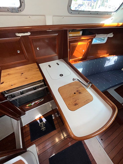 Pent holdt 2005 mod. Beneteau Oceanis Clipper 323 – Ligger i Leangbukta i Asker 21 of 30