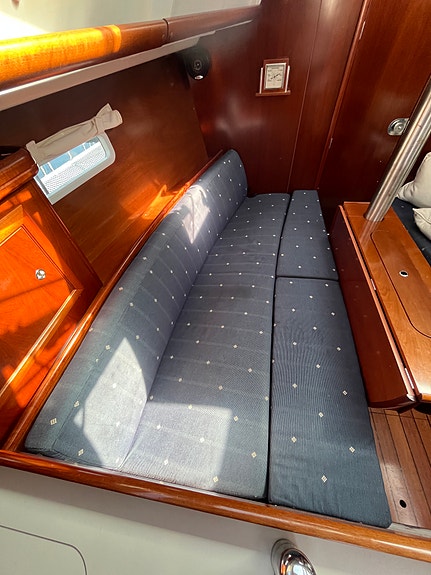 Pent holdt 2005 mod. Beneteau Oceanis Clipper 323 – Ligger i Leangbukta i Asker 22 of 30