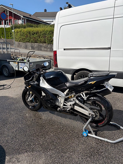 Yamaha YZF-R1 2 of 6