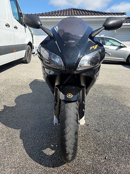 Yamaha YZF-R1 3 of 6