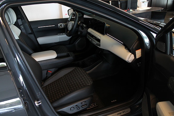 Kia EV4 8 of 27
