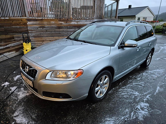 Volvo V70 2 of 15
