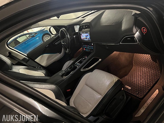 Jaguar F-PACE 13 of 30
