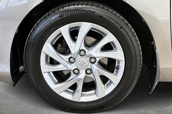 Toyota Auris 8 of 21
