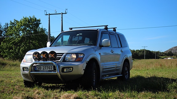 Mitsubishi Pajero 2 of 30