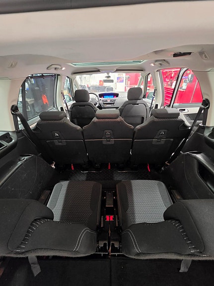 Citroen C4 Picasso 25 of 26
