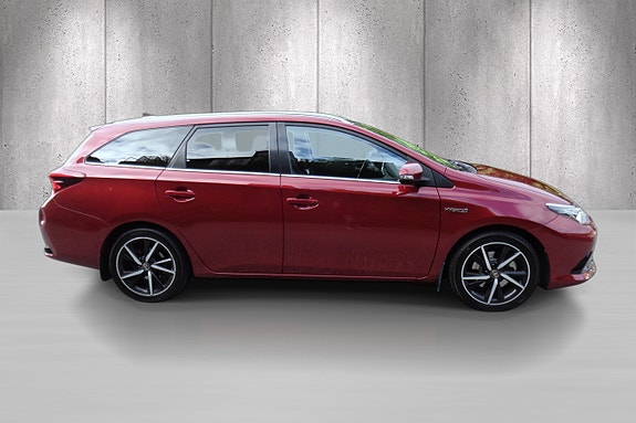 Toyota Auris 8 of 30