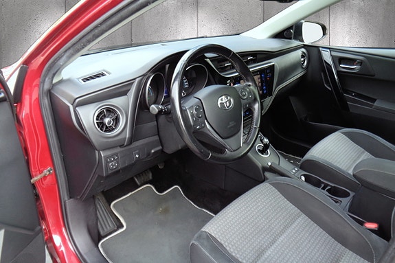 Toyota Auris 12 of 30