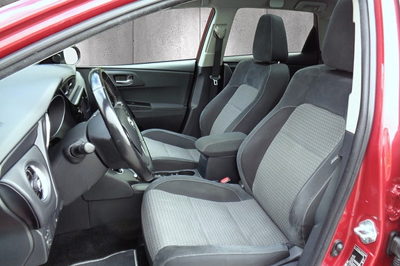 Toyota Auris 13 of 30