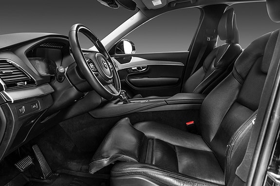 Volvo XC90 12 of 30