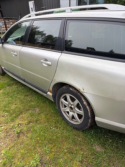 Volvo V70 2 of 6