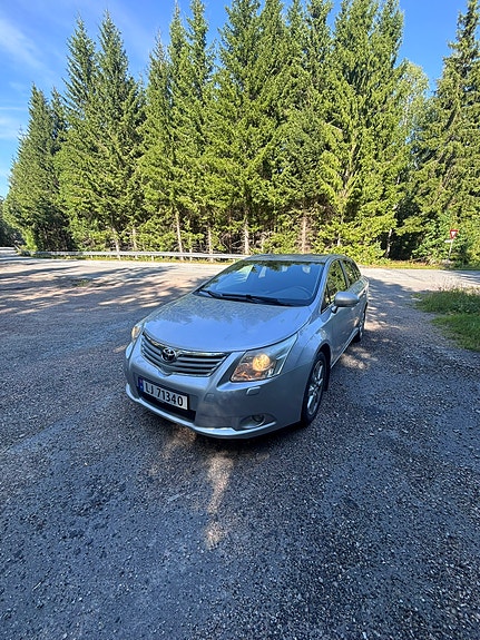 Toyota Avensis 2 of 12