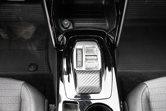 Peugeot e-2008 16 of 19