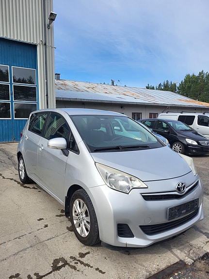 Toyota Verso-S 2 of 28