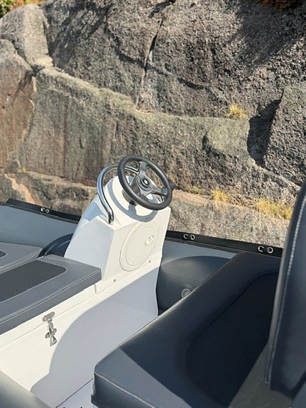 Suzumar MX 320 Lux + Yamaha 9,9 hk Sport + Tysse 750 kg båthenger 4 of 6