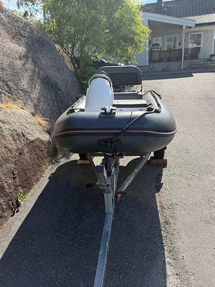 Suzumar MX 320 Lux + Yamaha 9,9 hk Sport + Tysse 750 kg båthenger 3 of 6