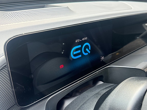 Mercedes-Benz EQC400 17 of 30