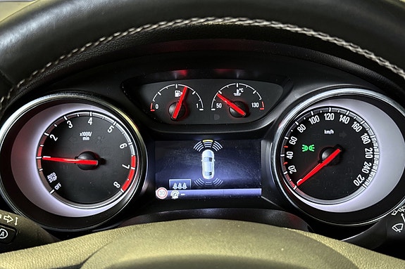 Analog speedometer kombinert med digitalt display for oversiktlig kjøring.