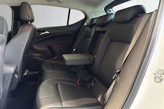 Baksete med komfortable ISOFIX-fester og sammenleggbart armlene.