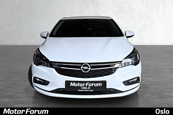 Sleek hvit front med markerte LED-lys og kromdetaljer.