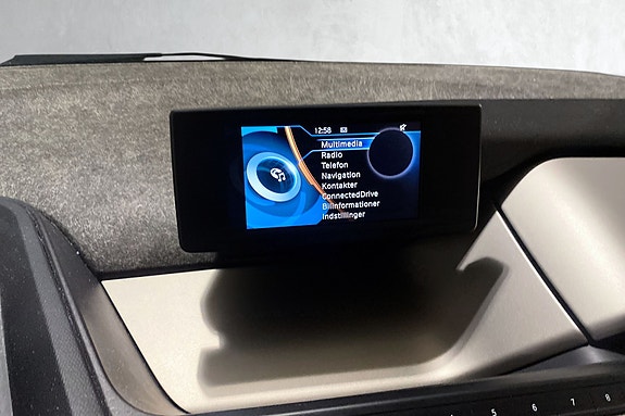 Intuitivt berøringsdisplay med navigasjon og multimedia i fokus.