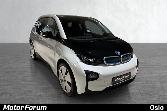 Elegant front med karakteristisk BMW grille og skarpe LED-lys.