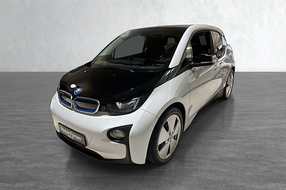 Energiøkonomisk elbil med futuristisk design og LED-lys foran.