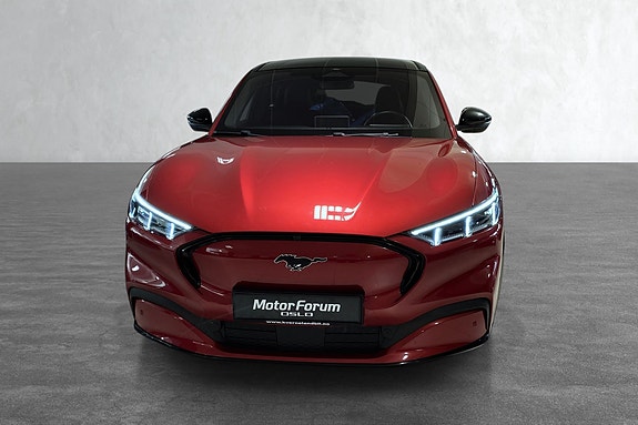 Distinkt Mustang-grill og skarpe LED-frontlys gir moderne uttrykk.