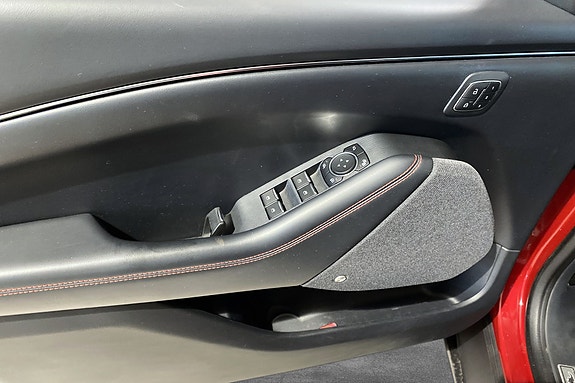Detaljert førerdør med elektriske vindus- og speilkontroller.