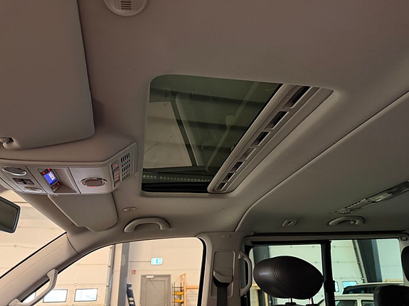 Volkswagen Multivan 18 of 23